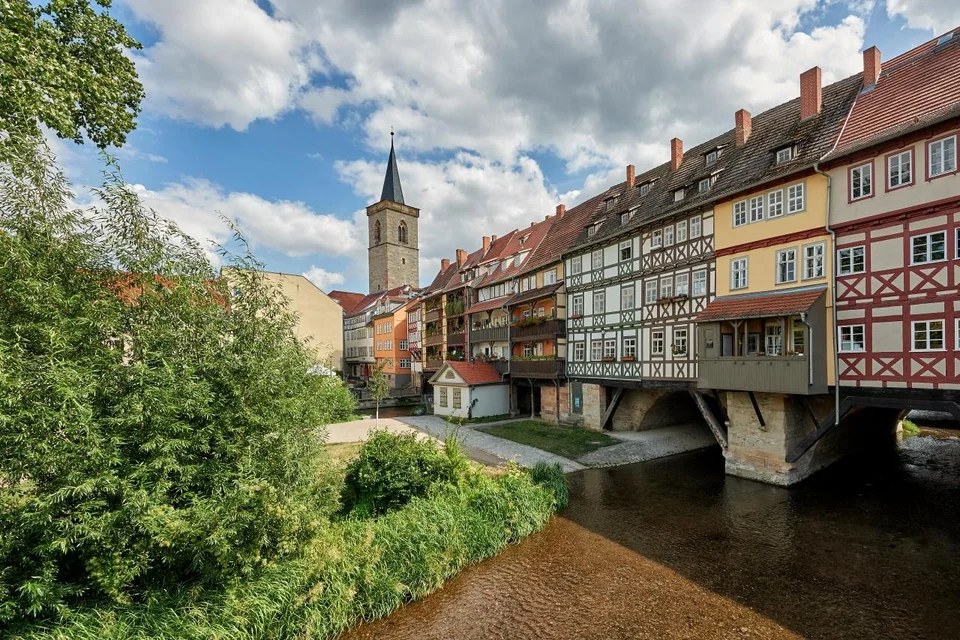 Die Krämerbrücke in Erfurt mit ihren Fachwerkhäusern über der Gera